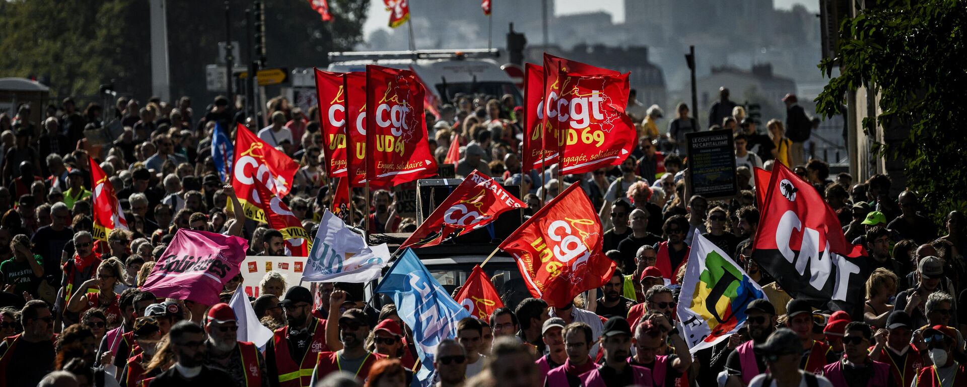 Protestors take part in a rally as part of a nationwide day of demonstrations called by French trade unions to demand wage hikes and gender equality in Lyon, central-eastern France - Sputnik Africa, 1920, 14.10.2023