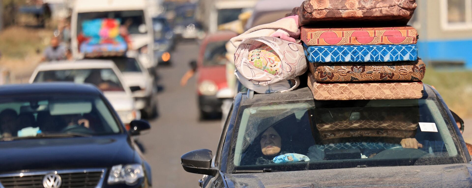 Palestinian families with their belongings flee following the Israeli army's warning to leave their homes and move south before an expected ground offensive, in Gaza City on October 13, 2023.  - Sputnik Africa, 1920, 14.10.2023