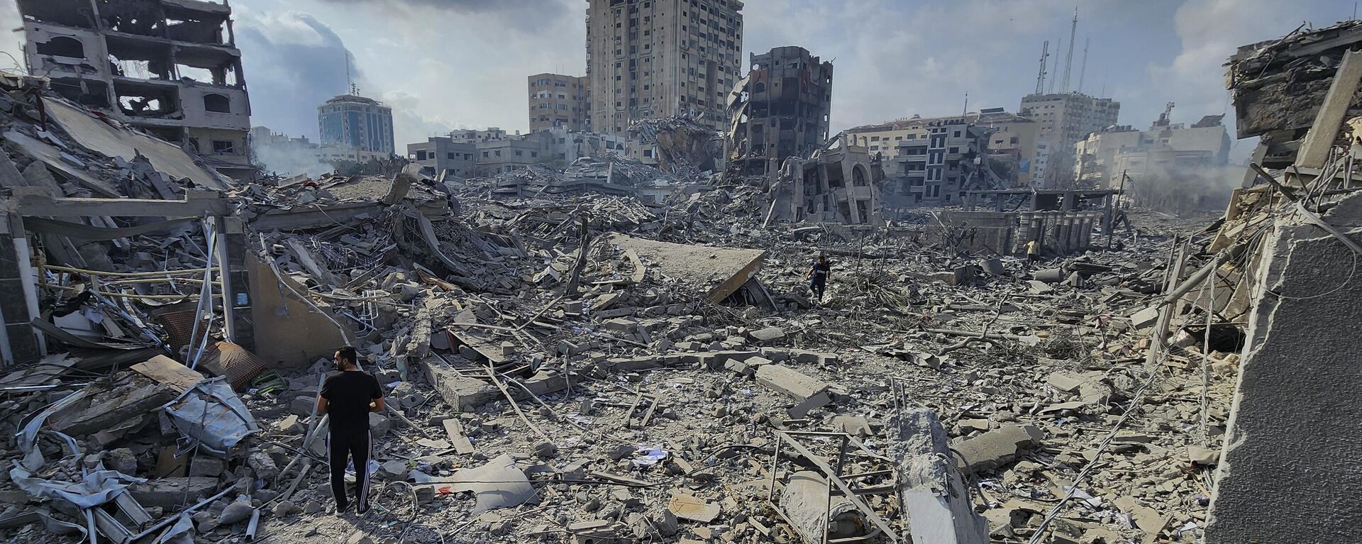 Палестинцы идут через обломки зданий, разрушенных в результате израильских авиаударов в городе Газа, 10 октября 2023 года - Sputnik Africa, 1920, 15.10.2023