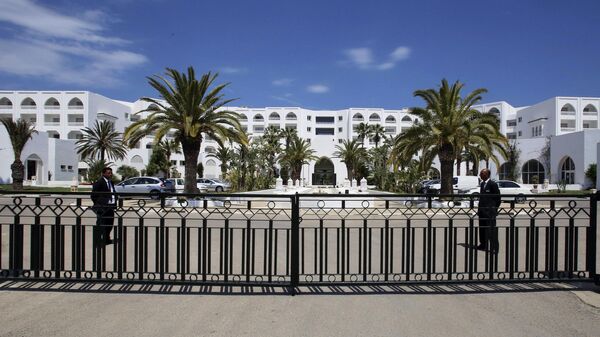 Guards stand in the Tunisian hotel where foreign tourists were massacred in 2015, as it reopens Tuesday May 2, 2017 in Sousse. The hotel has been renamed the hotel Kantaoui Bay. - Sputnik Africa