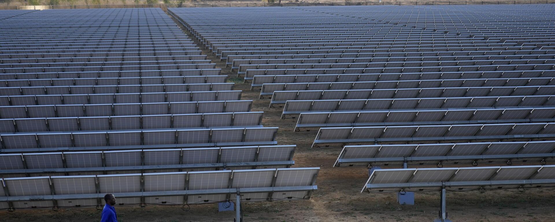 A man walks at a solar plant on the outskirts of Harare, Zimbabwe, on Wednesday, Aug. 24, 2022.  - Sputnik Africa, 1920, 15.10.2023