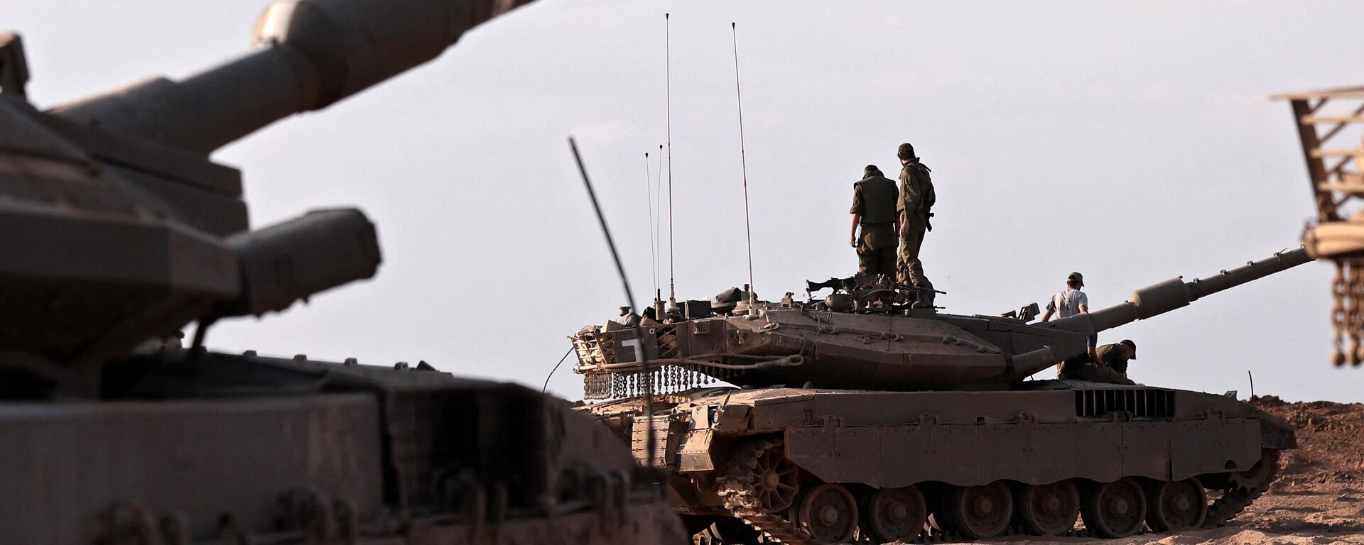 Israeli troops and tanks gather in a field near the kibbutz Beeri in southern Israel on October 14, 2023, - Sputnik Africa, 1920, 15.10.2023