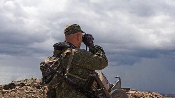 Un membre des forces de la république populaire de Lougansk sur la ligne de contact dans le Donbass (archive photo) - Sputnik Afrique