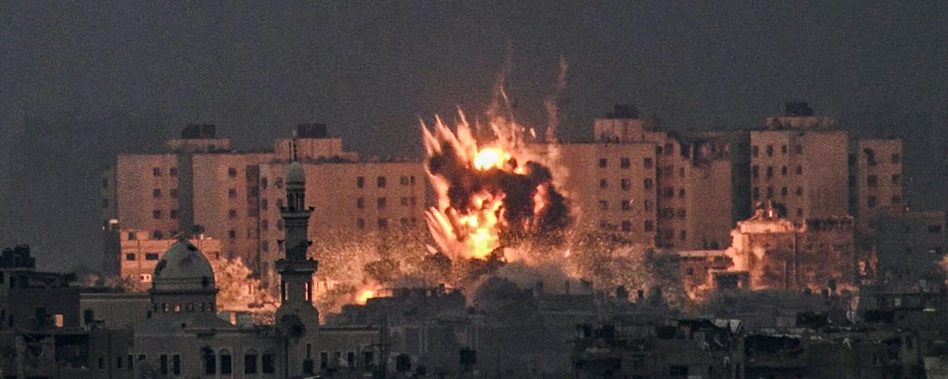 Взрыв во время израильской бомбардировки на севере сектора Газа - Sputnik Afrique, 1920, 16.10.2023