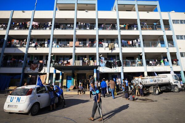 Internally-displaced Palestinians take refuge in a United Nations-run school in the southern Gaza Strip city of Khan Yunis on October 15, 2023. - Sputnik Africa