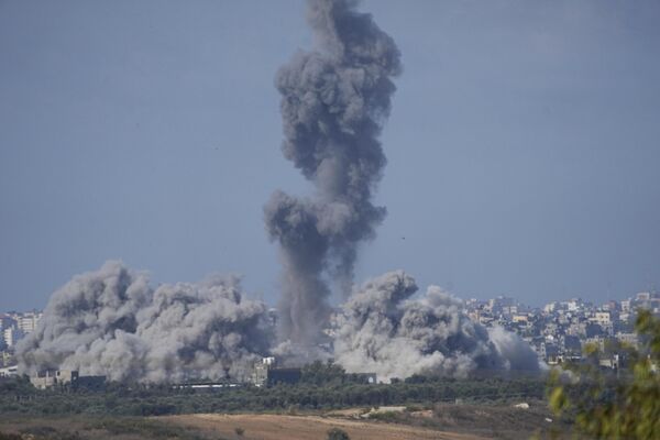 Smoke billows following an Israeli airstrike in the Gaza Strip, as seen from southern Israel, Sunday, Oct. 15, 2023.  - Sputnik Africa