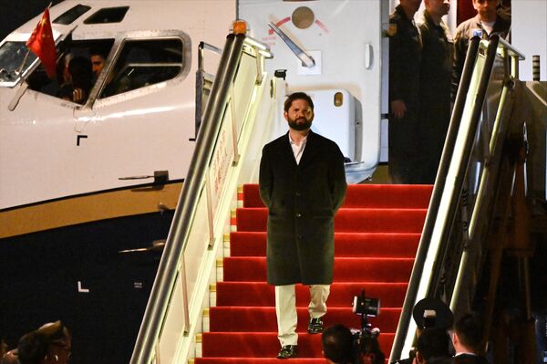 Chile&#x27;s President Gabriel Boric arrives at Beijing&#x27;s airport on October 15, 2023 ahead of the forum. - Sputnik Africa