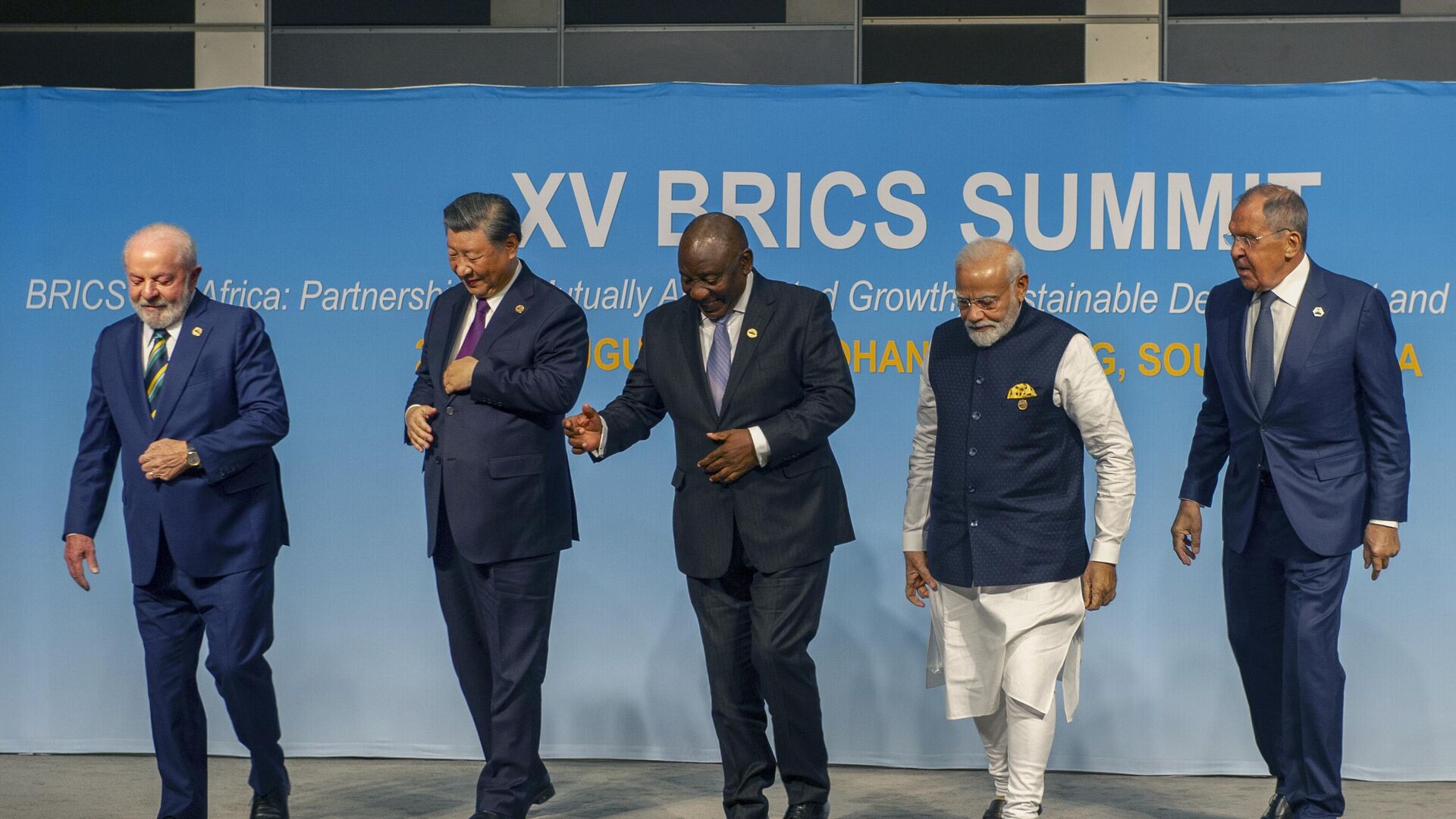 From left, Brazil's President Luiz Inacio Lula da Silva, China's President Xi Jinping, South Africa's President Cyril Ramaphosa, India's Prime Minister Narendra Modi and Russia's Foreign Minister Sergey Lavrov pose for a BRICS group photo during the 2023 BRICS Summit in Johannesburg, South Africa, Aug. 23, 2023. - Sputnik Africa, 1920, 16.10.2023