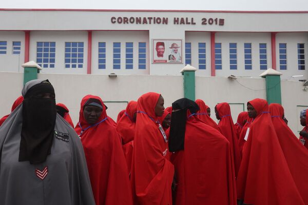 Brides wait on the street of Kano to attend a wedding reception at the Kano state governor&#x27;s office after taking part in the mass wedding. - Sputnik Africa
