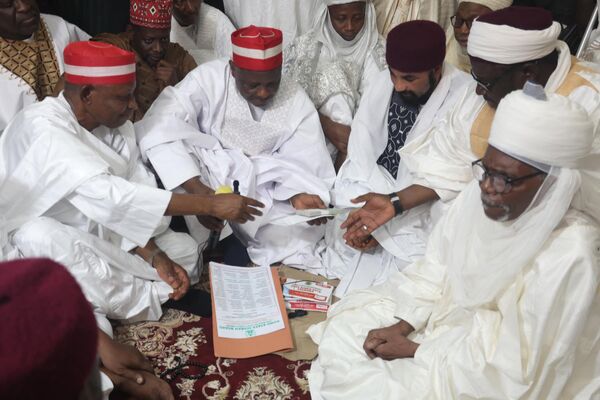 Families and Government officials sit inside the Kano Central Mosque to conclude the Islamic rites of solemnisation of the wedding of 1800 couples at Kano Central Mosque, Kano State, Nigeria on October 13, 2023.  - Sputnik Africa