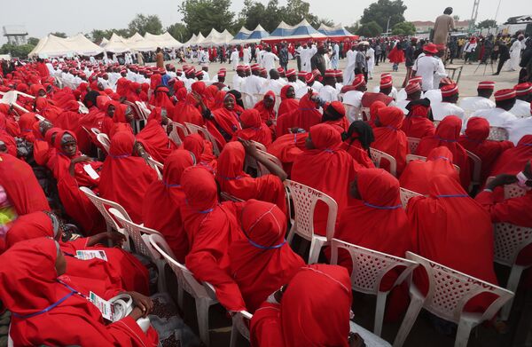 Couples sit at the venue of a wedding reception at the Kano state governor&#x27;s office after taking part in the mass wedding. - Sputnik Africa