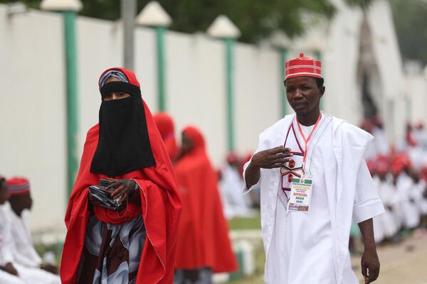A couple arrives at the venue of a wedding reception at the Kano state governor&#x27;s office after the ceremony.  - Sputnik Africa