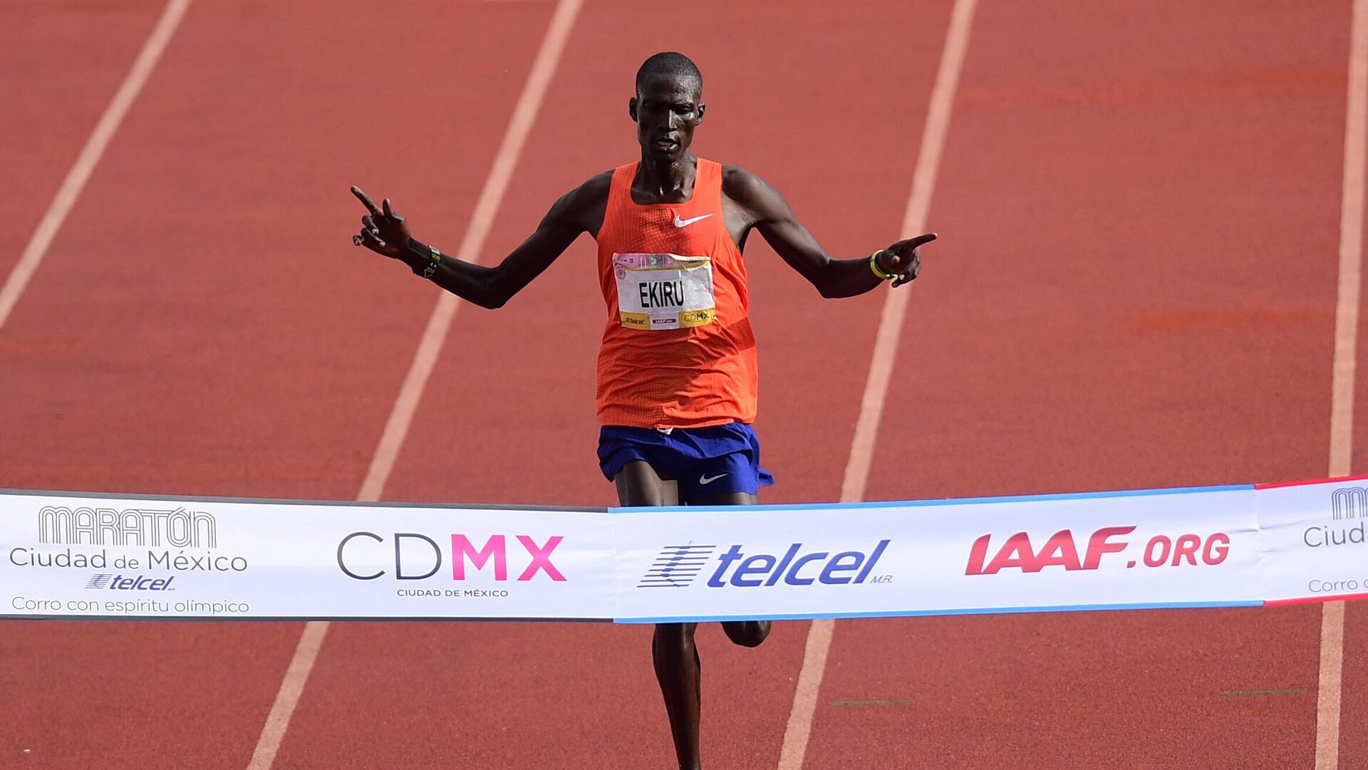 Kenyan runner Titus Ekiru crosses the finishing line to win Mexico City International Marathon - Sputnik Africa, 1920, 16.10.2023