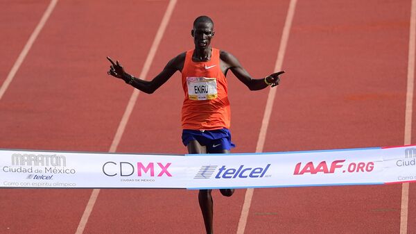 Kenyan runner Titus Ekiru crosses the finishing line to win Mexico City International Marathon - Sputnik Africa