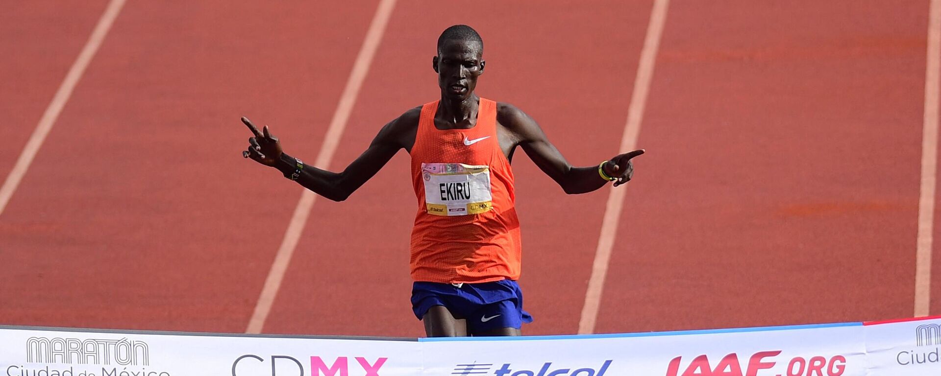 Kenyan runner Titus Ekiru crosses the finishing line to win Mexico City International Marathon - Sputnik Africa, 1920, 16.10.2023