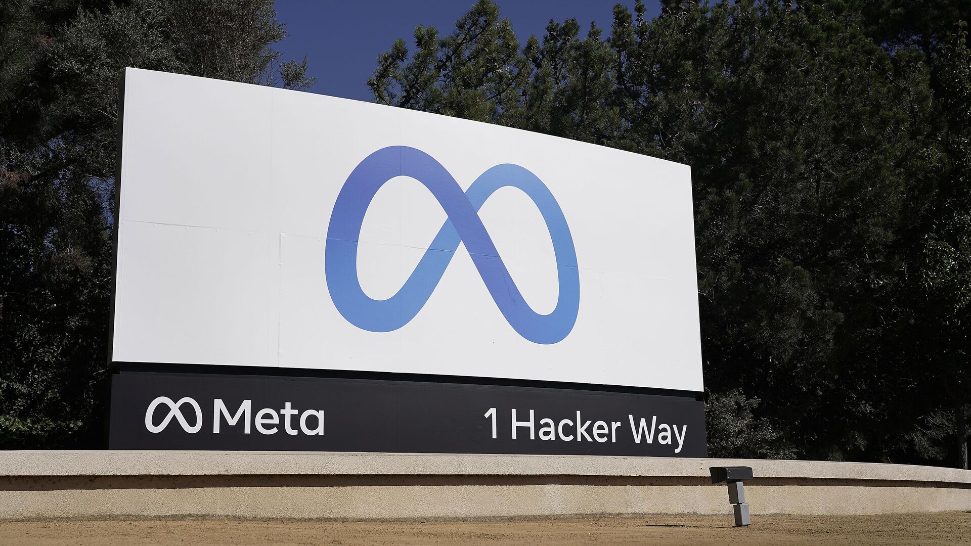 Facebook's Meta logo sign is seen at the company headquarters in Menlo Park, Calif., on Oct. 28, 2021. - Sputnik Africa, 1920, 01.11.2023