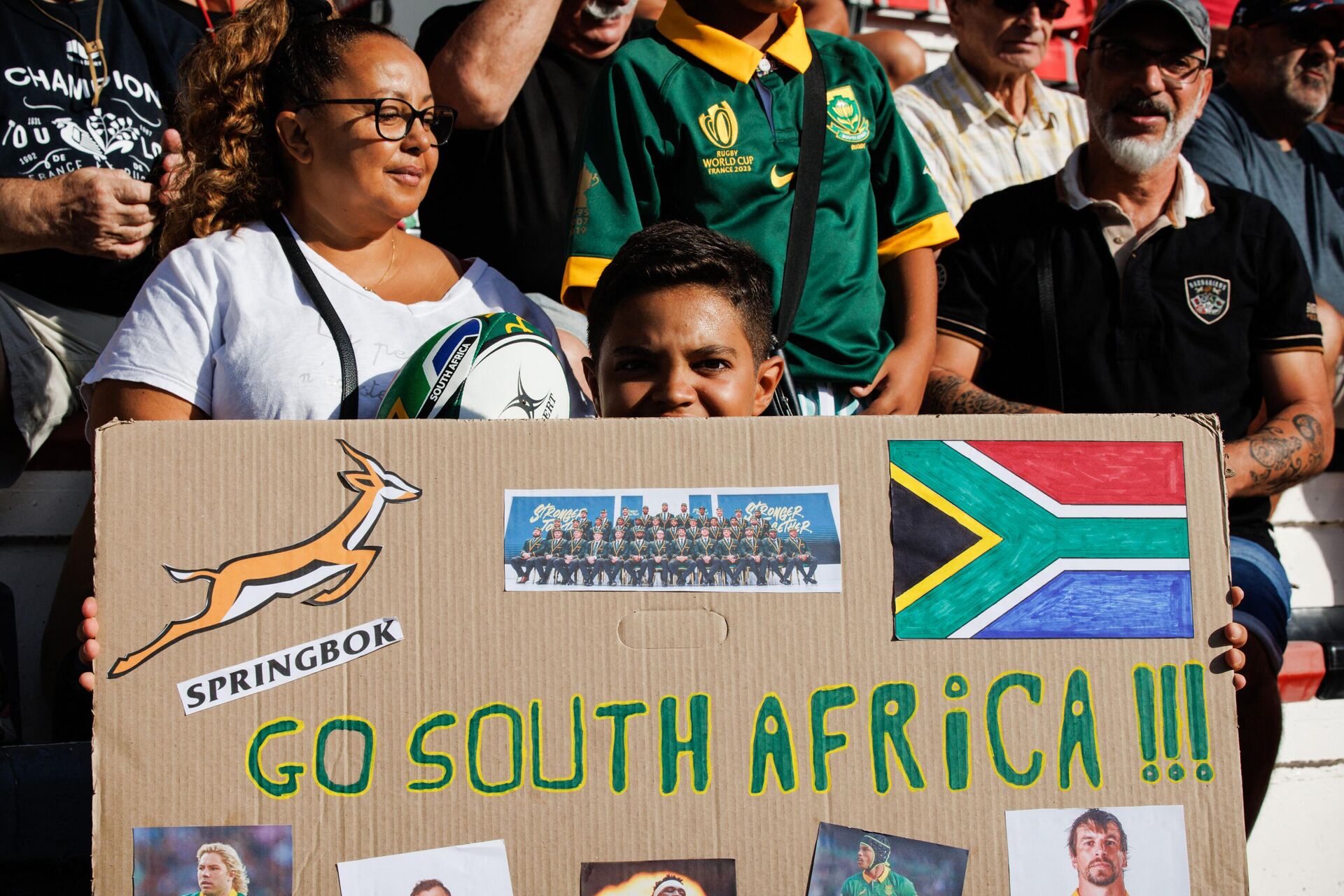 A young South Africa's rugby team fan, holding a placard reading Go South Africa, poses on the stands of the Mayol Stadium in Toulon, southern France, on September 14, 2023, ahead of a South Africa Springboks training session during the 2023 Rugby World Cup.  - Sputnik Africa, 1920, 17.10.2023