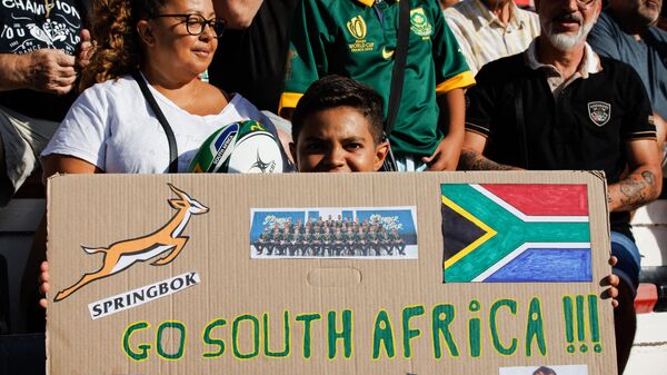 Un jeune fan de l'équipe de rugby d'Afrique du Sud pose sur les tribunes du stade Mayol à Toulon, dans le sud de la France, le 14 septembre 2023, avant une séance d'entraînement des Springboks d'Afrique du Sud  - Sputnik Afrique