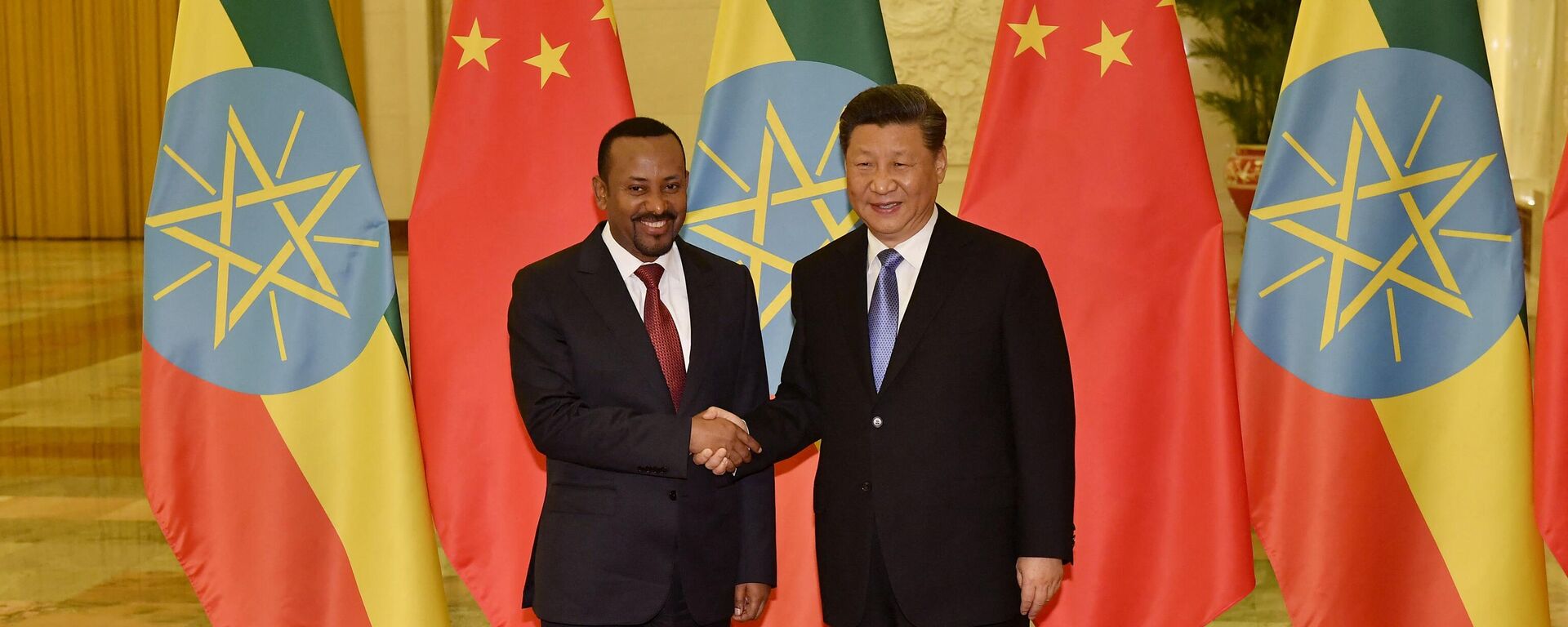 Ethiopia's Prime Minister Abiy Ahmed (L) shakes hands with Chinese President Xi Jinping before their meeting at the Great Hall of the People in Beijing on April 24, 2019.  - Sputnik Africa, 1920, 17.10.2023