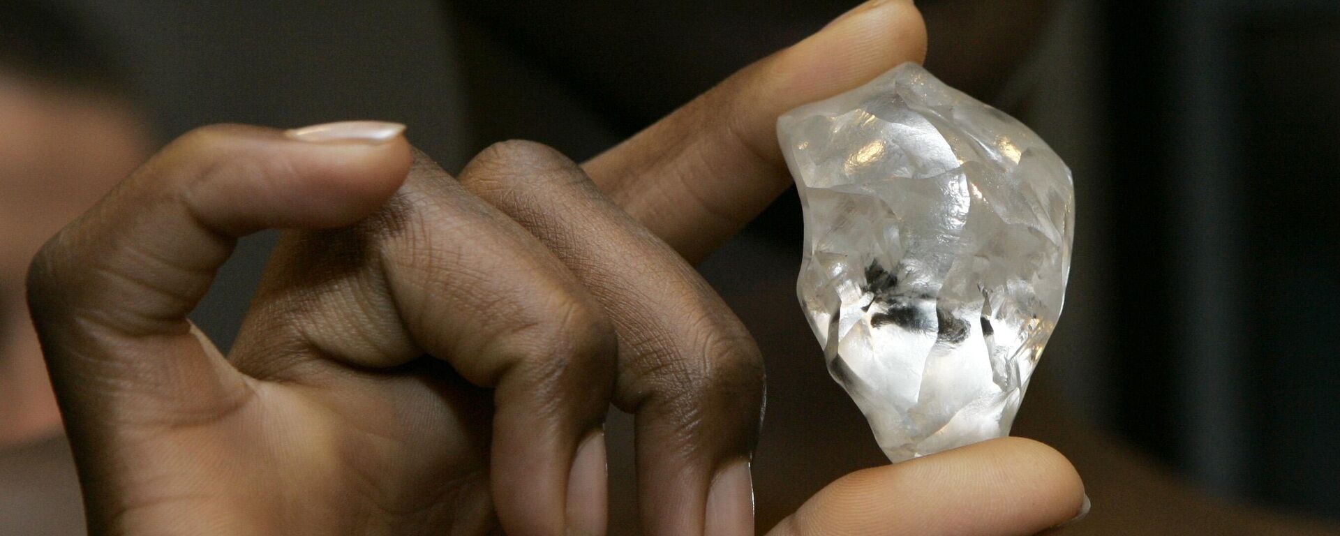 A model holds the 'Letseng Legacy' diamond is shown at the World Diamond Center in Antwerp, Belgium, Wednesday, Nov. 14, 2007. The 493 carat diamond, the 18th largest in the world, was recovered from the Letseng Le Terai mine in Lesotho on Sept. 7, 2007.  - Sputnik Africa, 1920, 17.10.2023