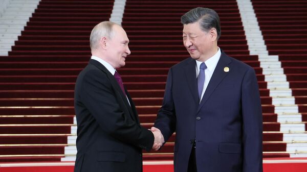 Russian President Vladimir Putin and the People's Republic of China Xi Jinping at the meeting ceremony of the heads of delegations participating in the III International Forum One Belt, One Road in Beijing - Sputnik Africa