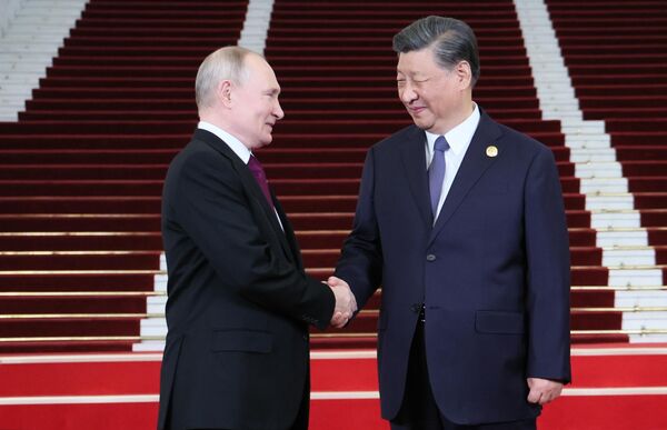 Russian President Vladimir Putin and President of the People&#x27;s Republic of China (PRC) Xi Jinping at the meeting ceremony of the heads of delegations participating in the 3d Belt and Road Forum for International Cooperation in Beijing. - Sputnik Africa