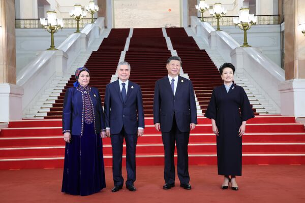 Chairman of the People&#x27;s Council of the National Assembly of Turkmenistan Gurbanguly Berdimuhamedov with his wife Ogulgerek Berdimuhamedova at the meeting ceremony by Xi Jinping and his wife Peng Liyuan at the 3d Belt and Road Forum for International Cooperation in Beijing. - Sputnik Africa
