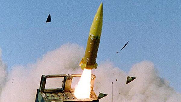Un lance-roquettes mutliples tire un missile ATACMS - Sputnik Afrique