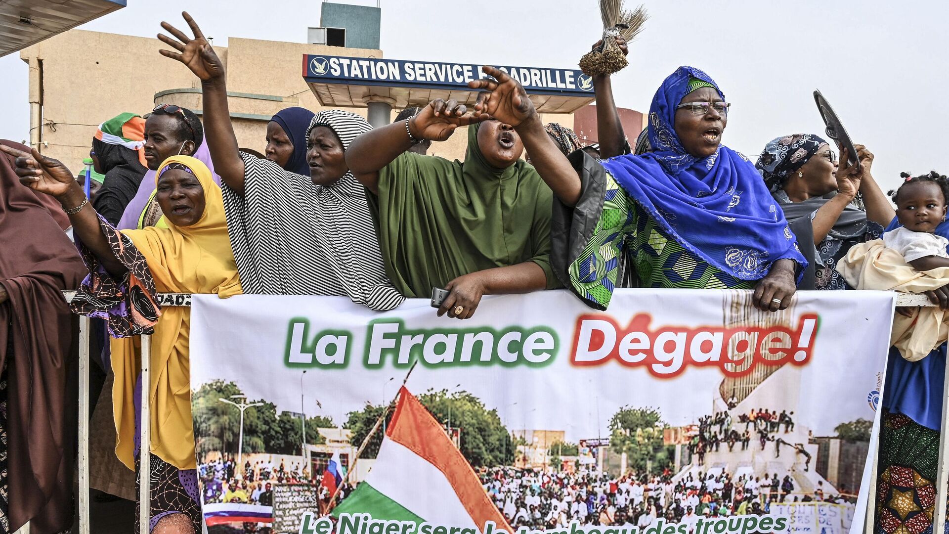 Supporters of Niger's National Council of Safeguard of the Homeland (CNSP) protest outside the Niger and French airbase in Niamey on August 30, 2023 to demand the departure of the French army from Niger. - Sputnik Africa, 1920, 09.11.2023