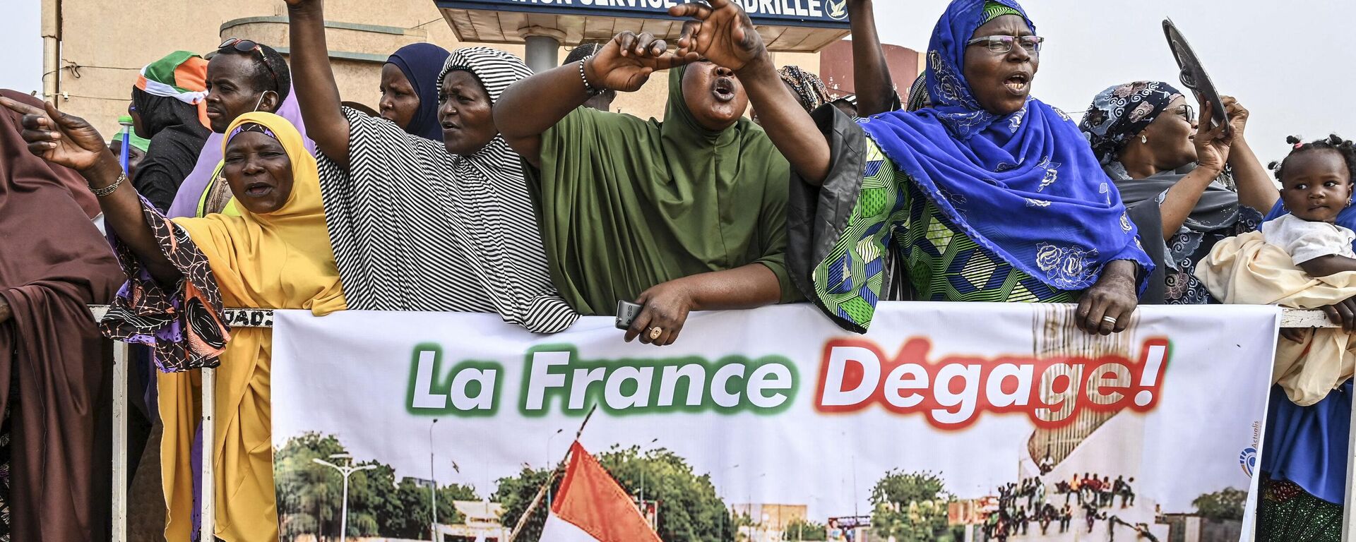 Supporters of Niger's National Council of Safeguard of the Homeland (CNSP) protest outside the Niger and French airbase in Niamey on August 30, 2023 to demand the departure of the French army from Niger. - Sputnik Africa, 1920, 18.10.2023
