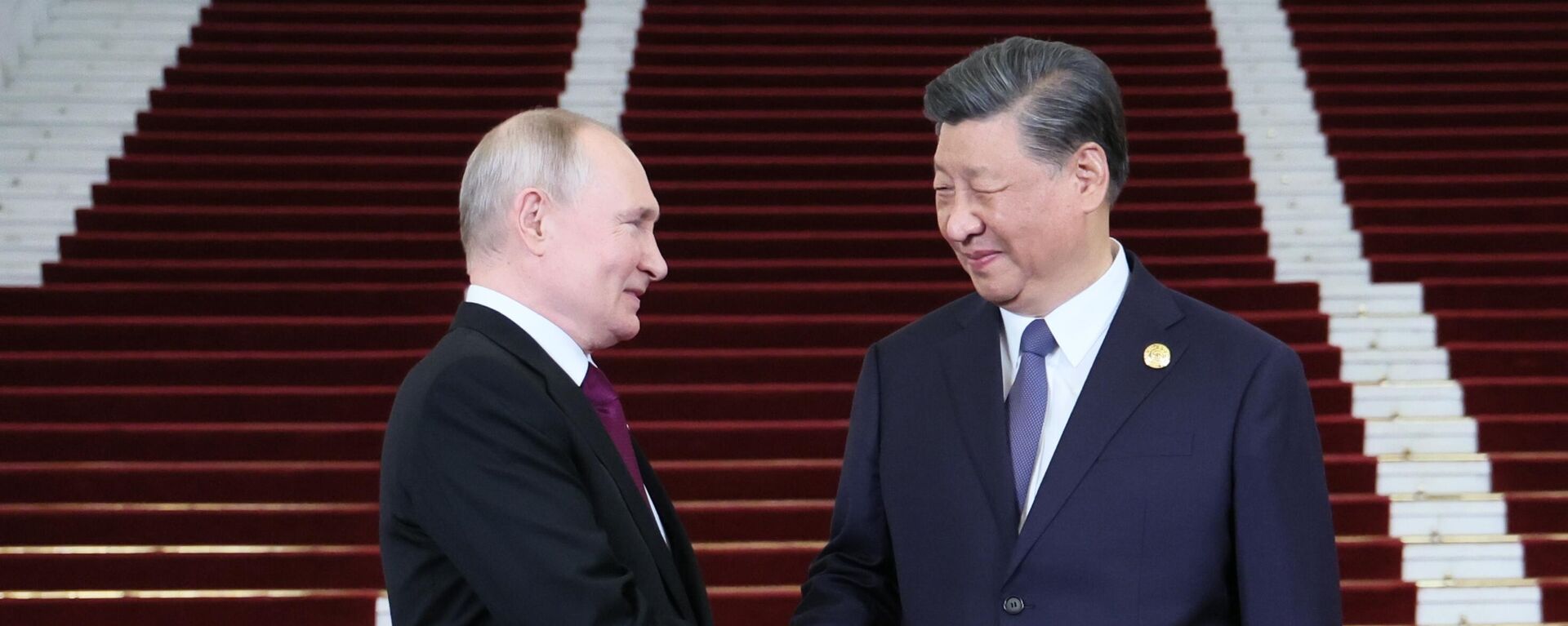 Russian President Vladimir Putin is greeted by Chinese President Xi Jinping during a welcoming ceremony for heads of delegations participating in the 3rd Belt and Road Forum for International Cooperation, at the Great Hall of the People in Beijing, China, on October 17, 2023. - Sputnik Africa, 1920, 18.03.2024