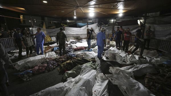 Corps de Palestiniens tués par la frappe sur l'hôpital Al-Ahly - Sputnik Afrique