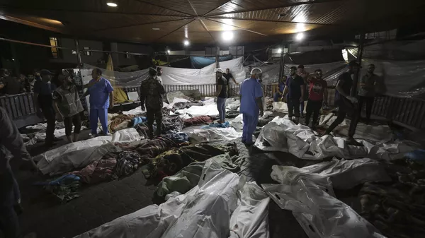 Corps de Palestiniens tués par la frappe sur l'hôpital Al-Ahly - Sputnik Afrique