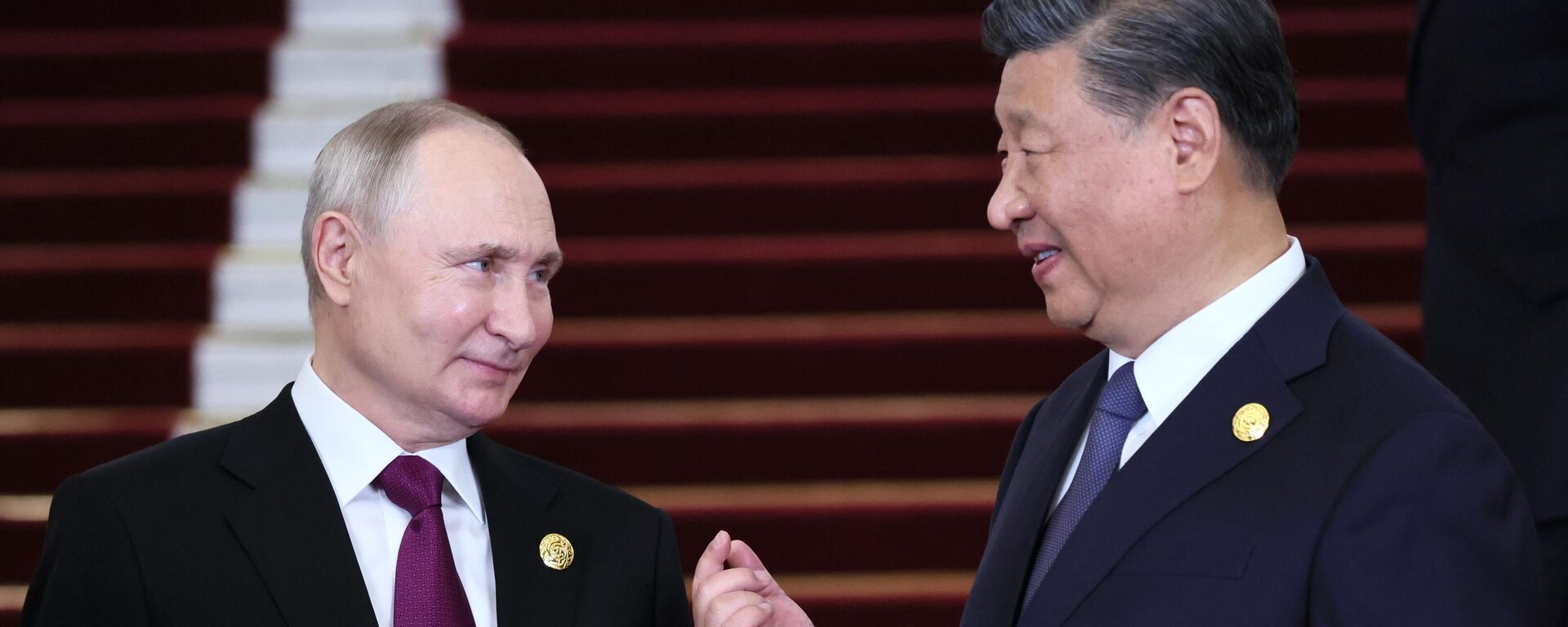 Russian President Vladimir Putin listens to Chinese President Xi Jinping during a welcoming ceremony for heads of delegations participating in the 3rd Belt and Road Forum for International Cooperation, at the Great Hall of the People in Beijing, China, on October 17, 2023. - Sputnik Africa, 1920, 18.10.2023