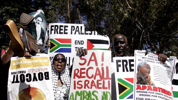 A crowd of people protest outside the US consulate in Johannesburg, South Africa, Friday Jan. 2, 2009, against Israel's air strikes on Gaza.  - Sputnik Africa
