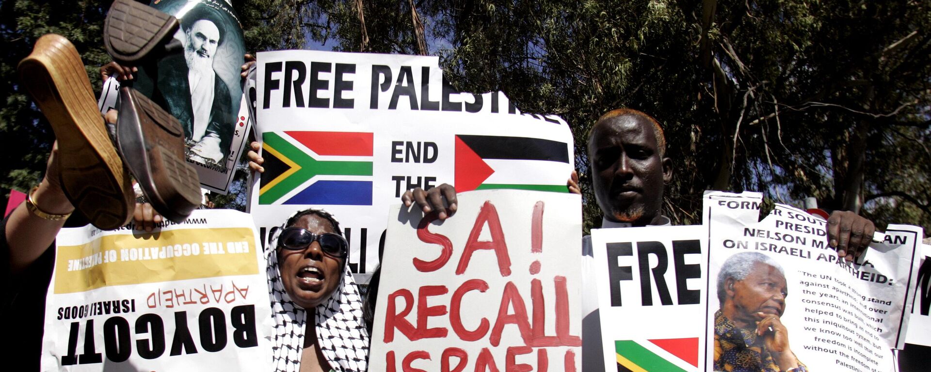 A crowd of people protest outside the US consulate in Johannesburg, South Africa, Friday Jan. 2, 2009, against Israel's air strikes on Gaza.  - Sputnik Africa, 1920, 19.10.2023
