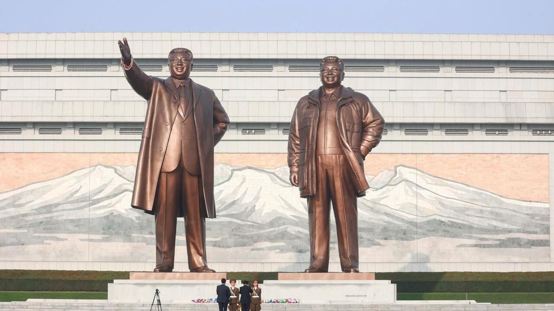 Laying flowers at the monument to Kim Il Sung and Kim Jong Il in Pyongyang. Image is a handout provided by a third party. Editorial use only, October, 19, 2023. - Sputnik Africa, 1920, 20.10.2023