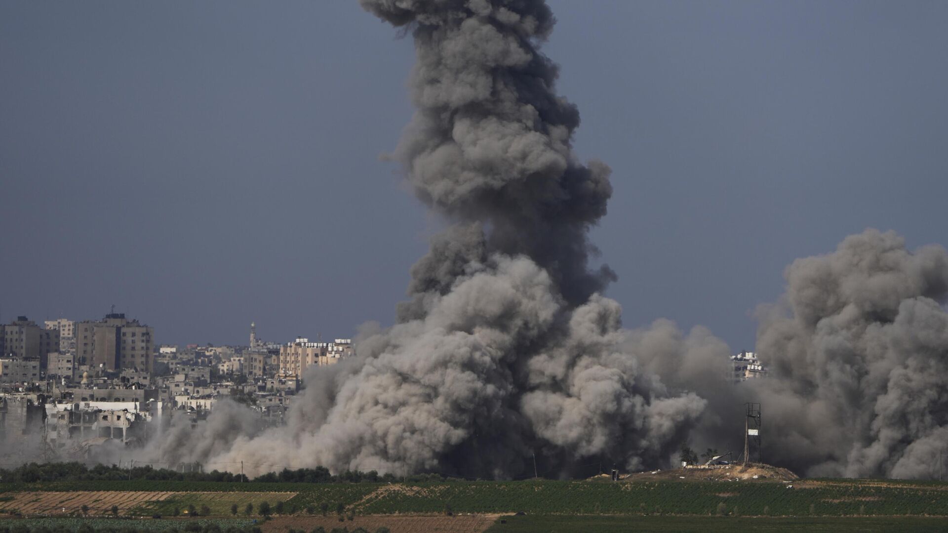 De la fumée s'élève après une frappe aérienne israélienne dans la bande de Gaza, vue depuis le sud d'Israël, vendredi 20 octobre 2023.  - Sputnik Afrique, 1920, 22.10.2023