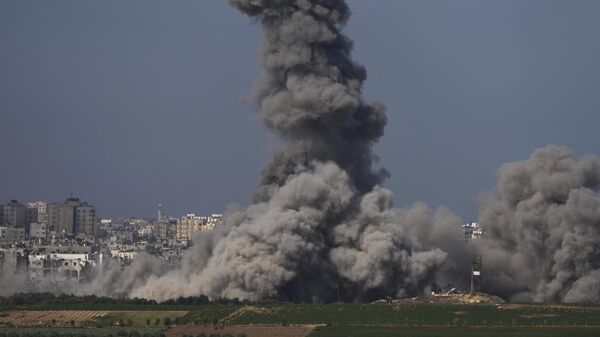 De la fumée s'élève après une frappe aérienne israélienne dans la bande de Gaza, vue depuis le sud d'Israël, vendredi 20 octobre 2023.  - Sputnik Afrique
