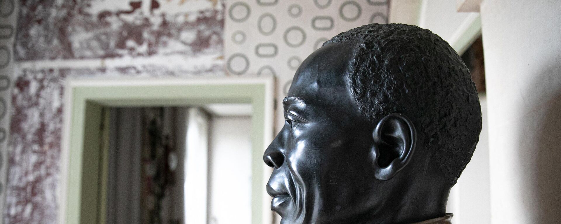 This photograph taken on September 13, 2022 shows a bust of late the Senegalese President Leopold Sedar Senghor, in his house in Verson, western France. The house will be open during the Heritage Days, from September 17 to 18, 2022 : a world first for the public. - Sputnik Africa, 1920, 20.10.2023