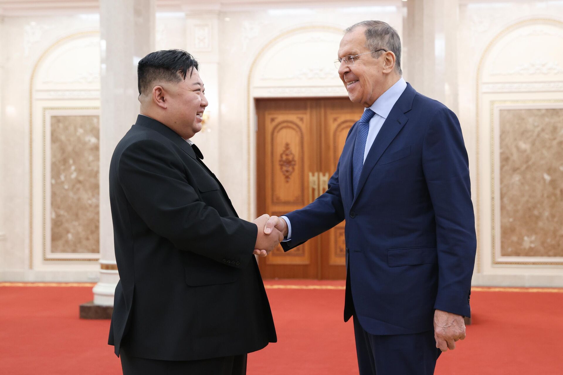 Russian Foreign Minister Sergei Lavrov and Korean Workers Party Chairman Kim Jong-un shake hands during Lavrov's visit to Pyongyang, North Korea on October 19, 2023. - Sputnik Africa, 1920, 20.10.2023