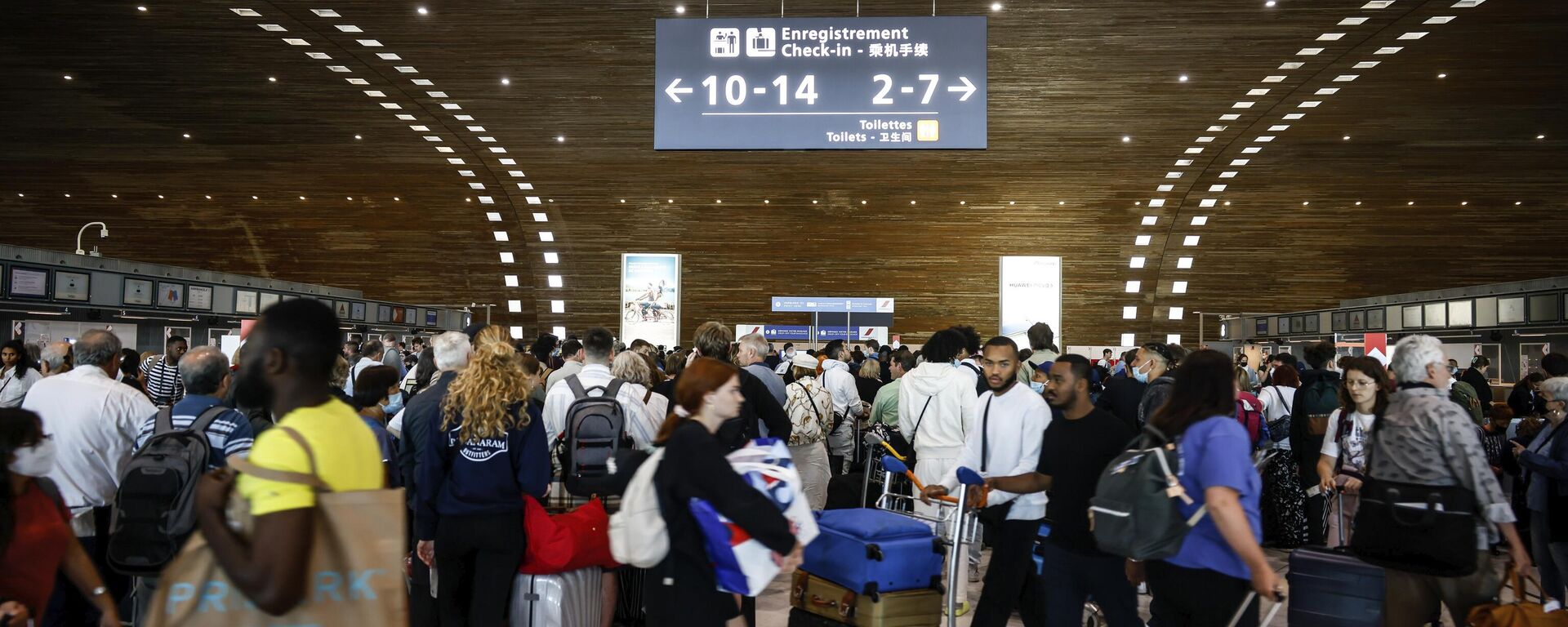 Passengers gather in a terminal of Charles de Gaulle airport, Friday, July 1, 2022 - Sputnik Africa, 1920, 21.10.2023