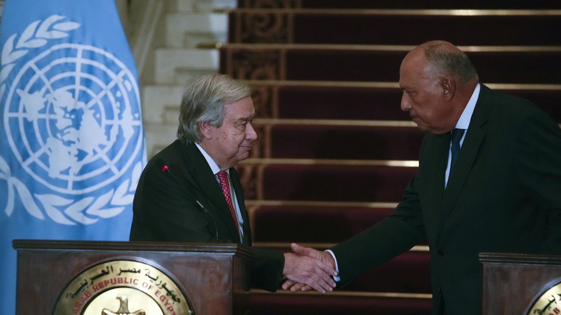 United Nations Secretary-General Antonio Guterres, left, shakes hands with Egyptian Foreign Minister Sameh Shoukry, after a news conference at Tahrir Palace in Cairo, Egypt, Thursday, Oct. 19, 2023. - Sputnik Africa, 1920, 21.10.2023