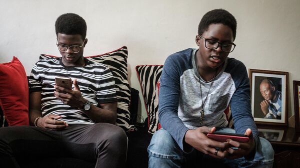 Kenyans surf the Web with smartphones - Sputnik Africa