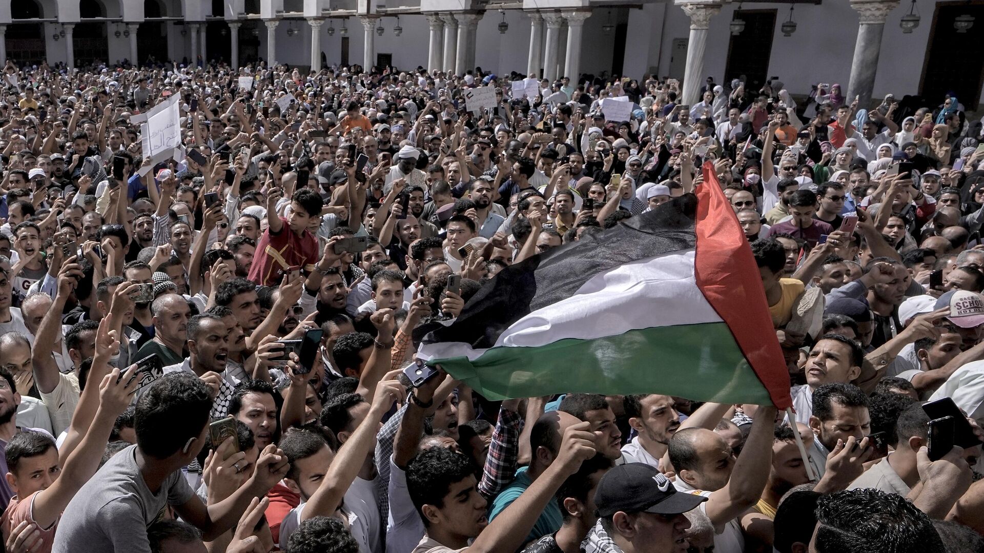 Protesters shout anti-Israel slogans during a rally to show solidarity with the people of Gaza after Friday prayers at Azhar mosque, the Sunni Muslim world's premier Islamic institution, in Cairo, Egypt, Friday, Oct. 20, 2023. - Sputnik Africa, 1920, 21.10.2023