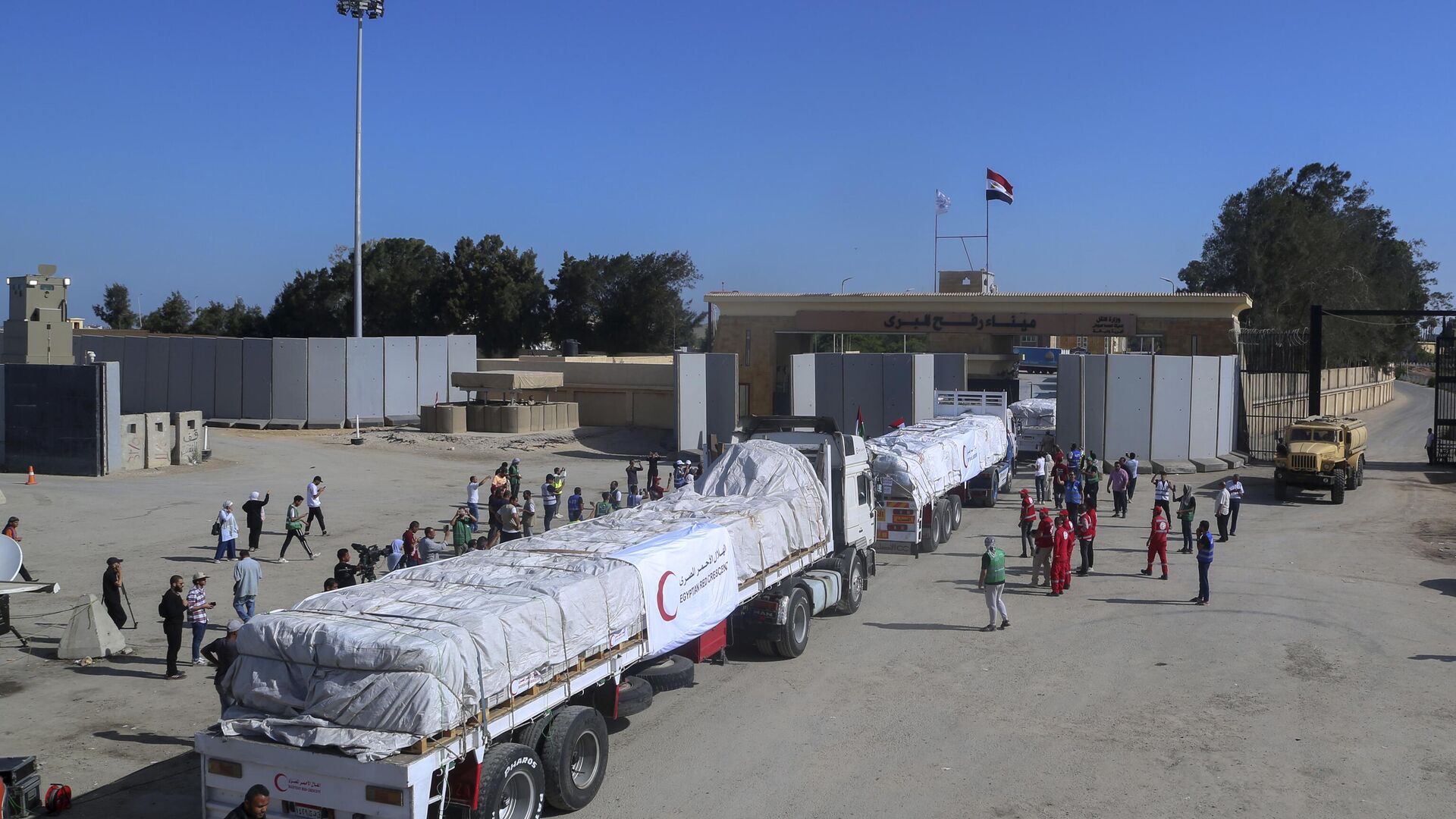 Des camions transportant de l'aide humanitaire vers la bande de Gaza passent par le point de passage de Rafah.  - Sputnik Afrique, 1920, 13.11.2023