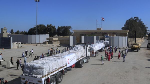 Des camions transportant de l'aide humanitaire vers la bande de Gaza passent par le point de passage de Rafah.  - Sputnik Afrique
