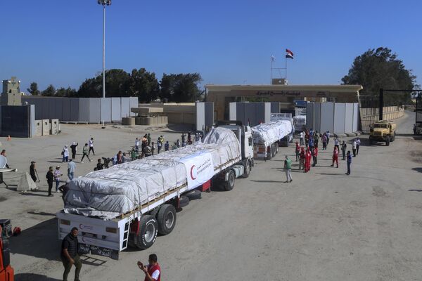 Trucks of Egyptian Red Crecent carrying humanitarian aid for the Gaza Strip cross the Rafah border gate, in Rafah. - Sputnik Africa