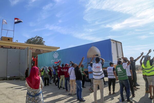 A truck of the Egyptian National Alliance carrying humanitarian aid for the Gaza Strip cross the Rafah border gate, in Rafah. - Sputnik Africa