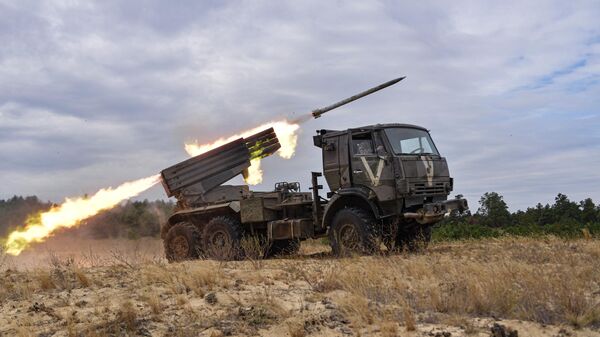 Un Grad russe tire une roquette dans la zone de l'opération militaire, sur l'axe de Kherson - Sputnik Afrique